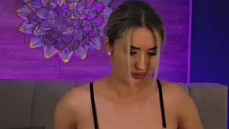 LoraDevine webcam model stream image