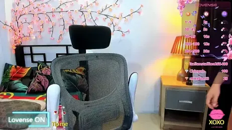 DevineHugeSelfsuck webcam model stream image