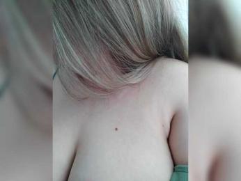 KissMyLipsXx webcam model stream image