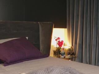 Sarah webcam model stream image