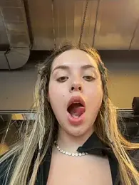 Alirawrz webcam stripchat model stream image