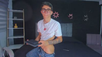 TylerCross_ webcam model stream image