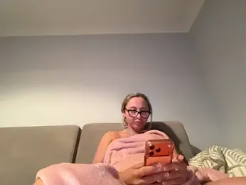 petitelucyXoxx webcam stripchat model stream image