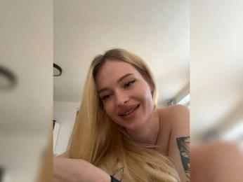 VladaMais webcam model stream image