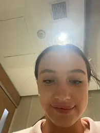 MiaTee webcam model stream image