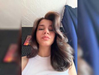 StrawberryGirl- webcam model stream image