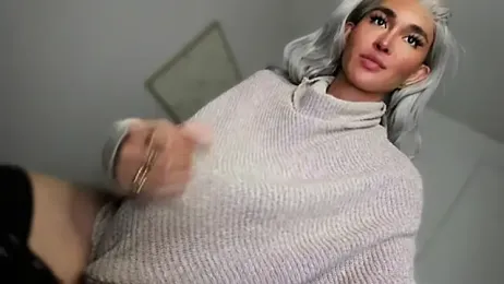 TheQueenNextDoor webcam model stream image